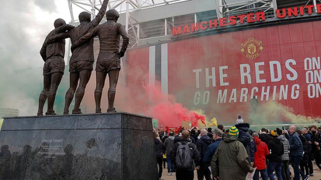 Manchester United taraftarları Liverpool maçı öncesi stadı bastı