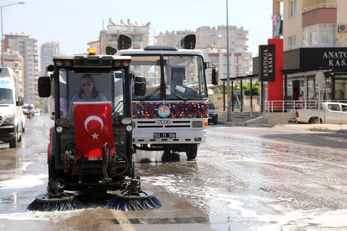 Mezitli\'de sokaklar dezenfekte ediliyor
