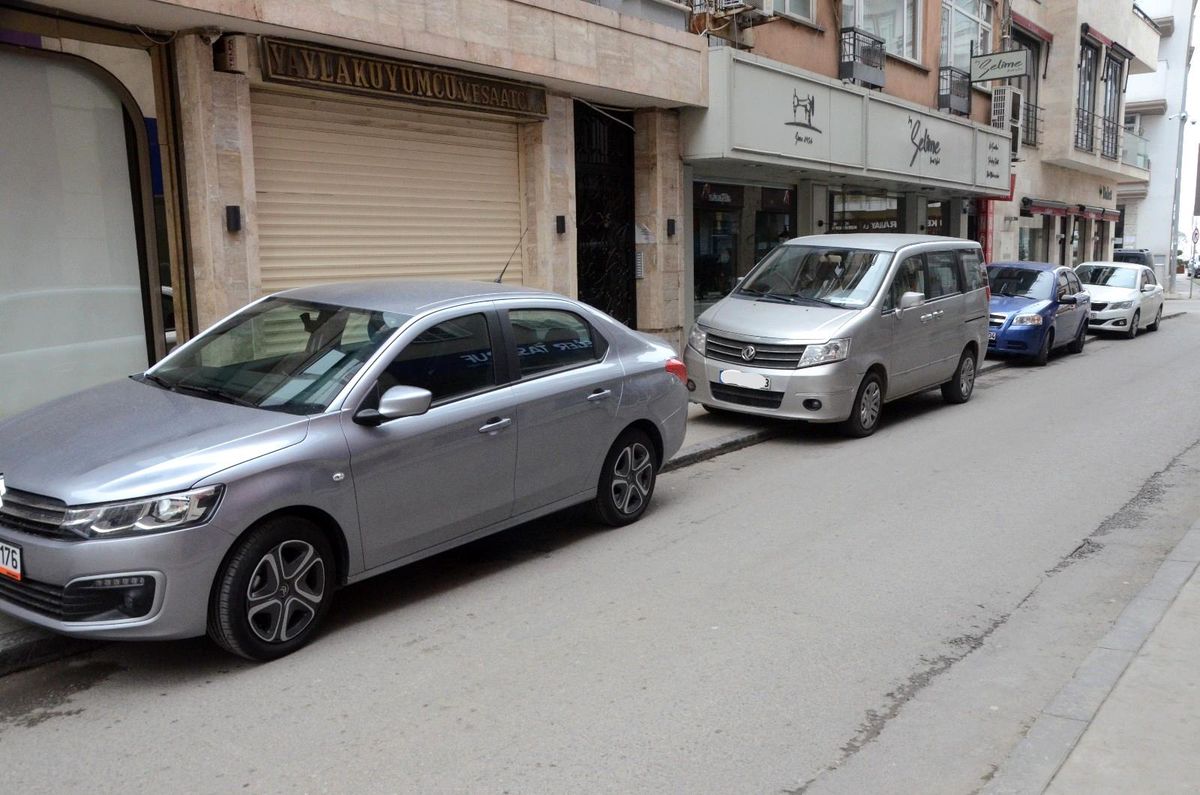 Ordu\'da kaldırımlar araçlara kaldı