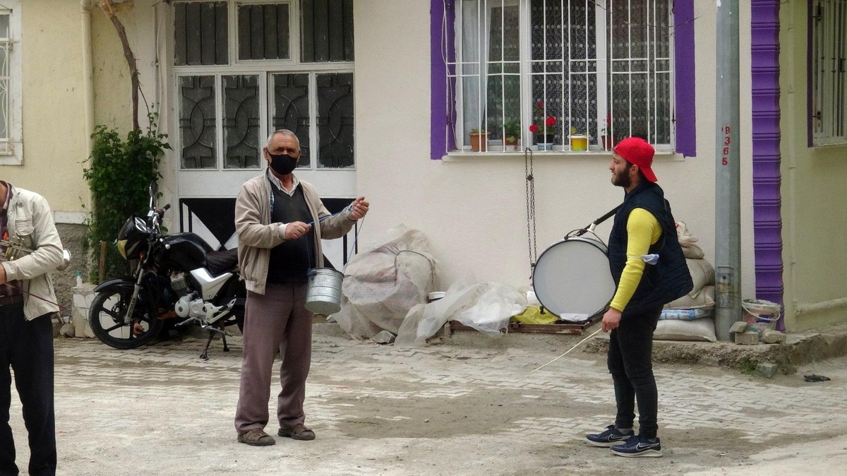 Ramazan davulcuları bahşişlerini toplamaya başladı