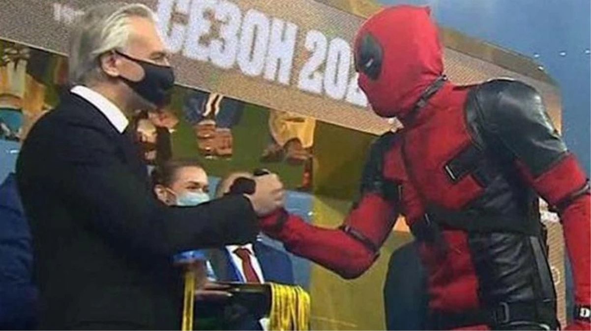 Şampiyon Zenit\'in kupa seremonisine Artem Dzyuba, Deadpool kostümüyle katıldı