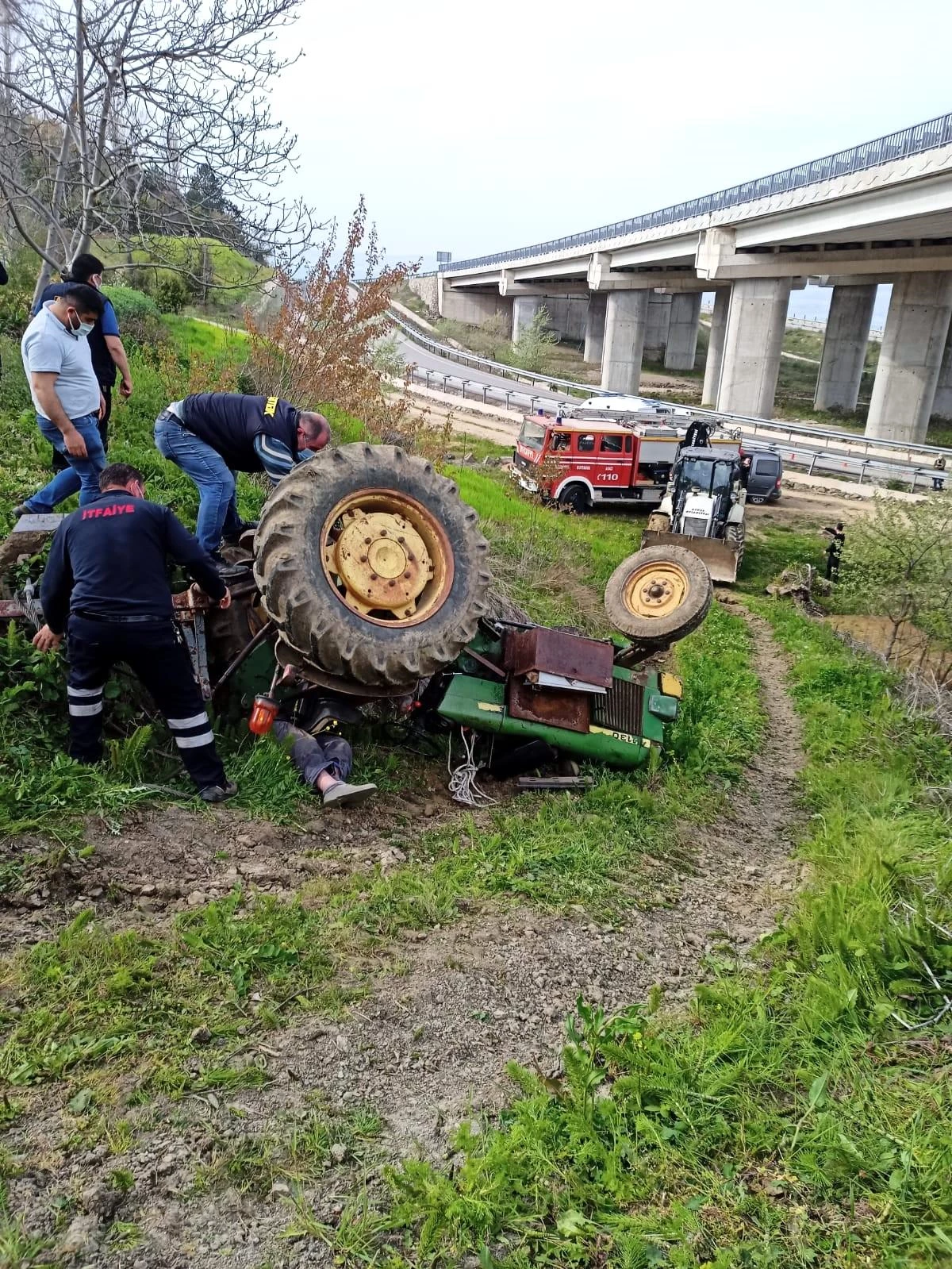 Sinop\'ta devrilen traktörün altında kalan yaşlı adam hayatını kaybetti