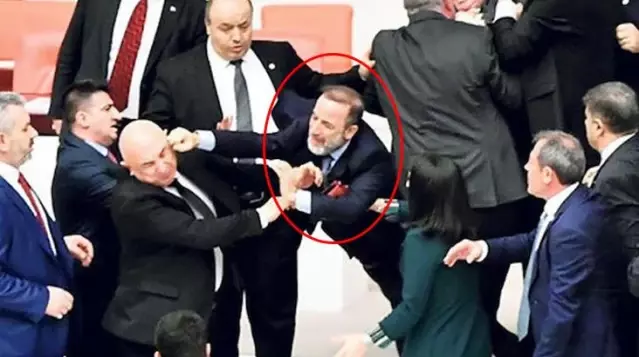 TBMM'de attığı yumrukla gündeme gelmişti! Salgının en şanssız isimlerinden biri oldu, 3 kez korona kaptı TBMM'de attığı yumrukla gündeme gelmişti! Salgının en şanssız isimlerinden biri oldu, 3 kez korona kaptı