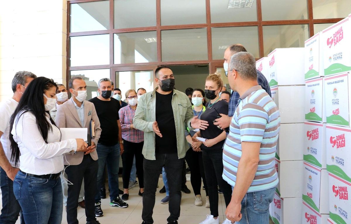 Toroslar\'da ihtiyaç sahiplerine gıda kolisi desteği