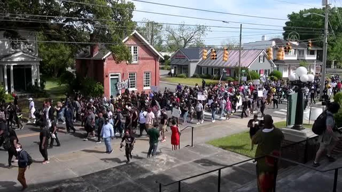 ABD'de polis tarafından öldürülen siyahi Brown için destek gösterisi