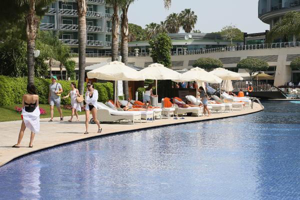 Antalya, tam kapanmada 100 bin turist ağırlıyor
