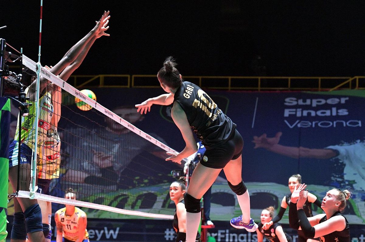 Avrupa ikincisi VakıfBank yurda döndü