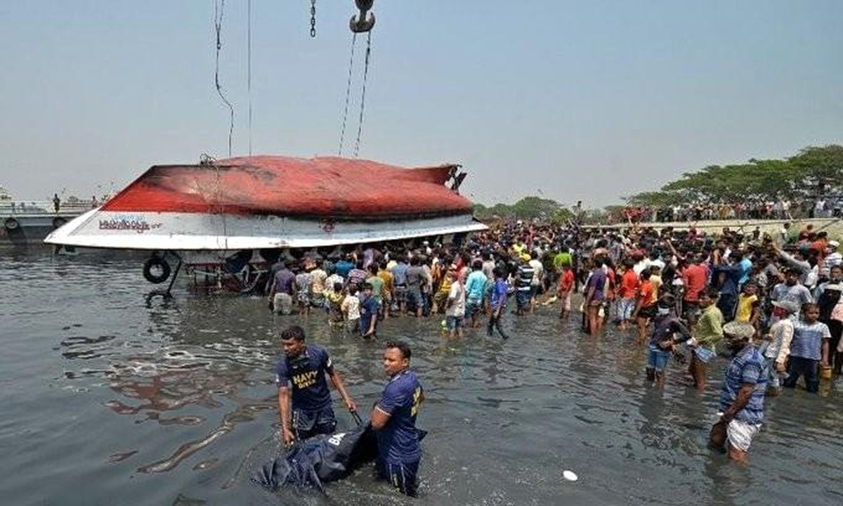 Bangladeş\'te sürat teknesi ile yük gemisi çarpıştı: 26 ölü