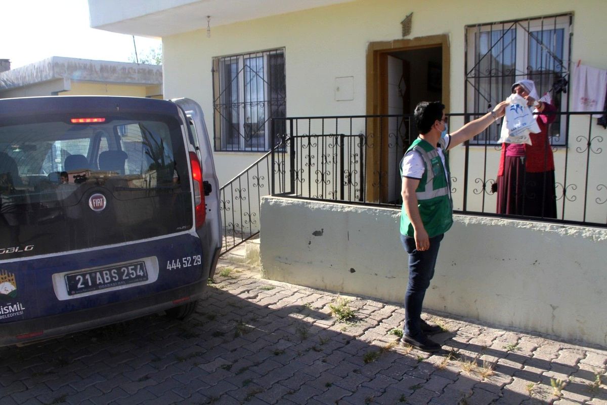 Bismil Belediyesinin tatlı ikramı kırsal mahallelere kadar ulaşıyor