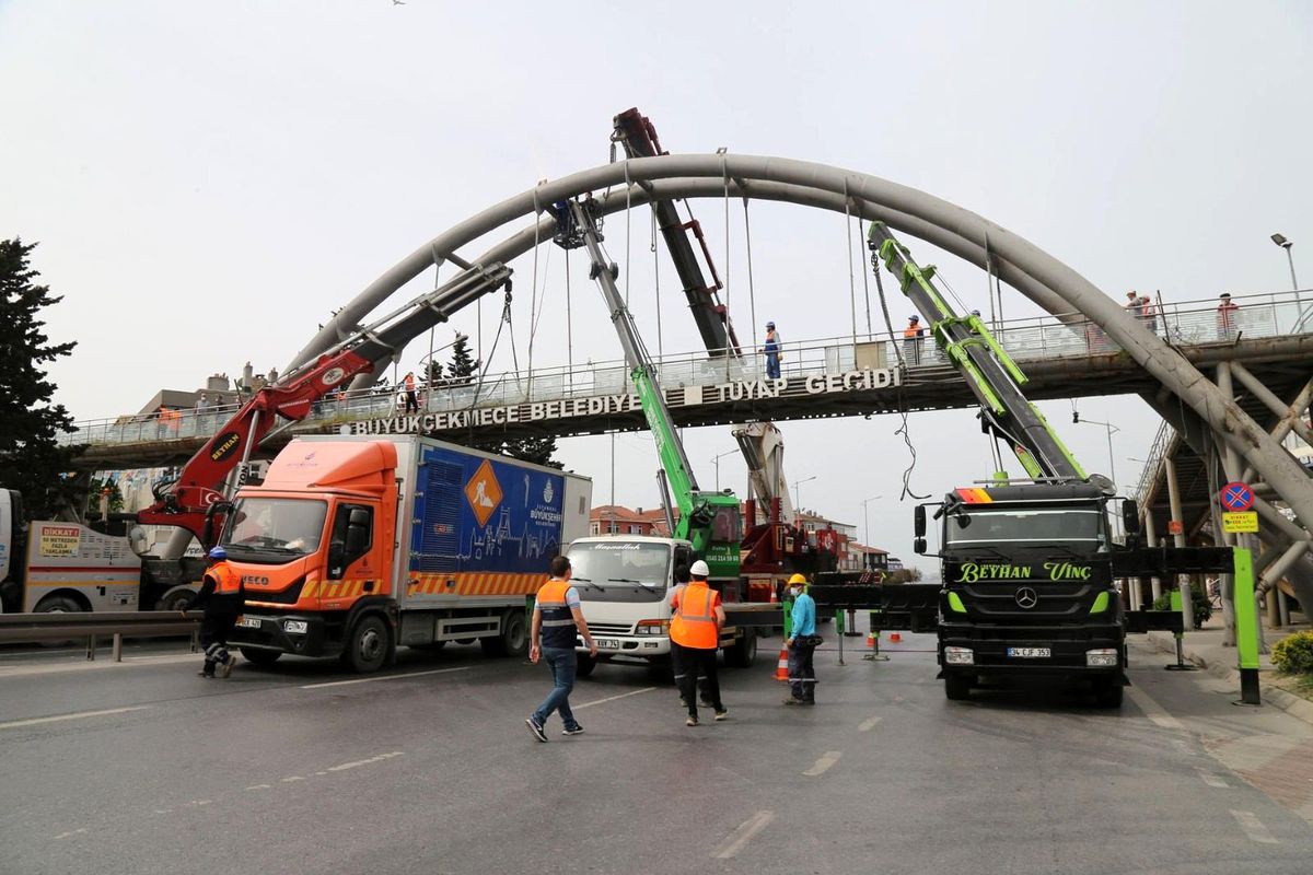 Büyükçekmece\'nin iki yakasını birleştiren üst geçit yenileniyor