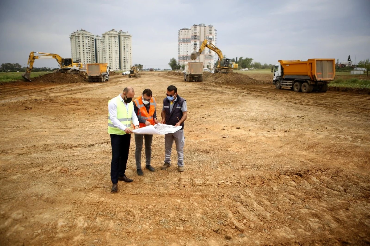 Antalya Büyükşehir Belediyesi içme suyu ve yol çalışmalarını sürdürüyor