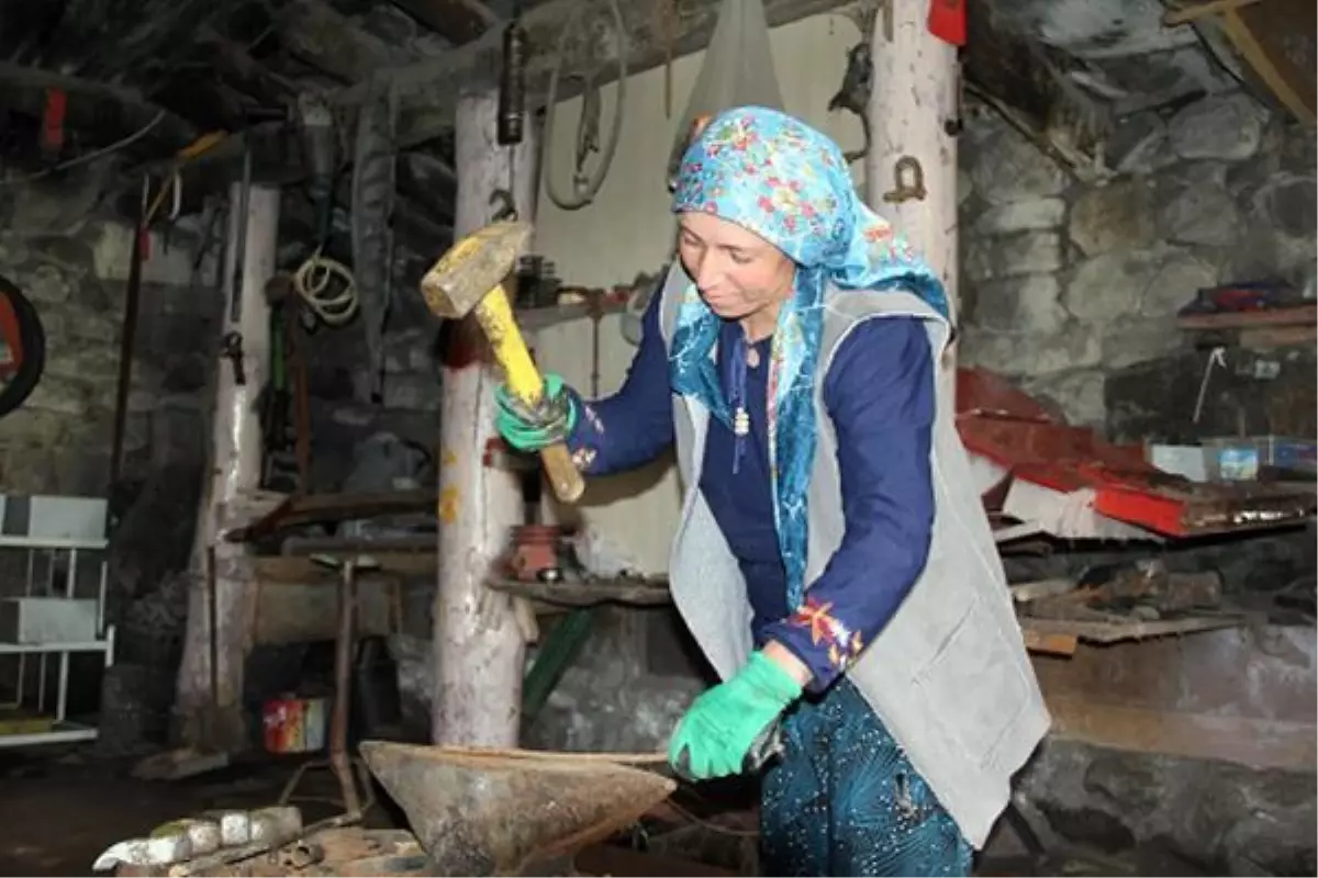 Demirci ustası Özlem Hanım