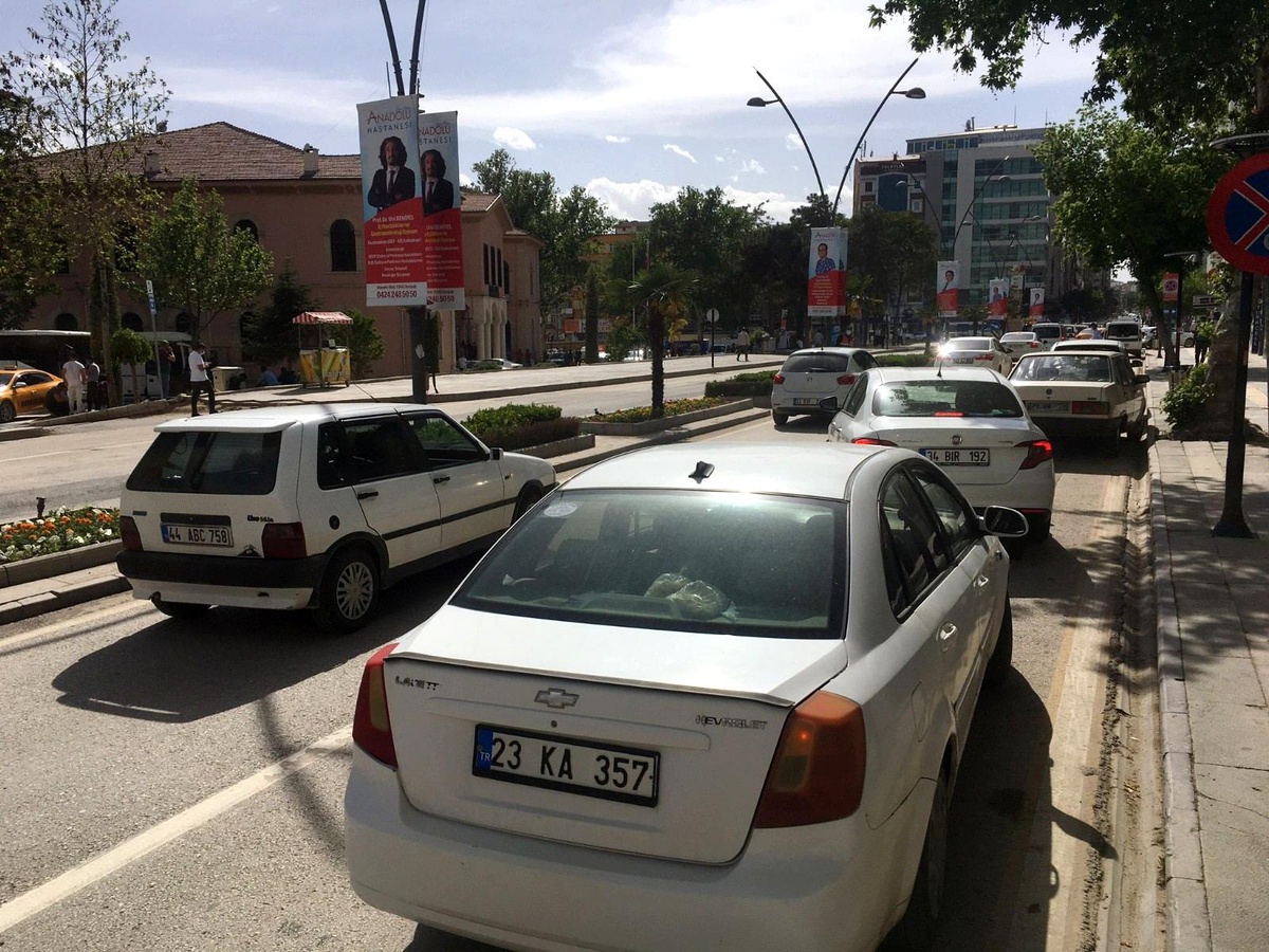 Elazığ\'da kısıtlama ile yaya yoğunluğu azaldı, araç yoğunluğu dikkat çekti