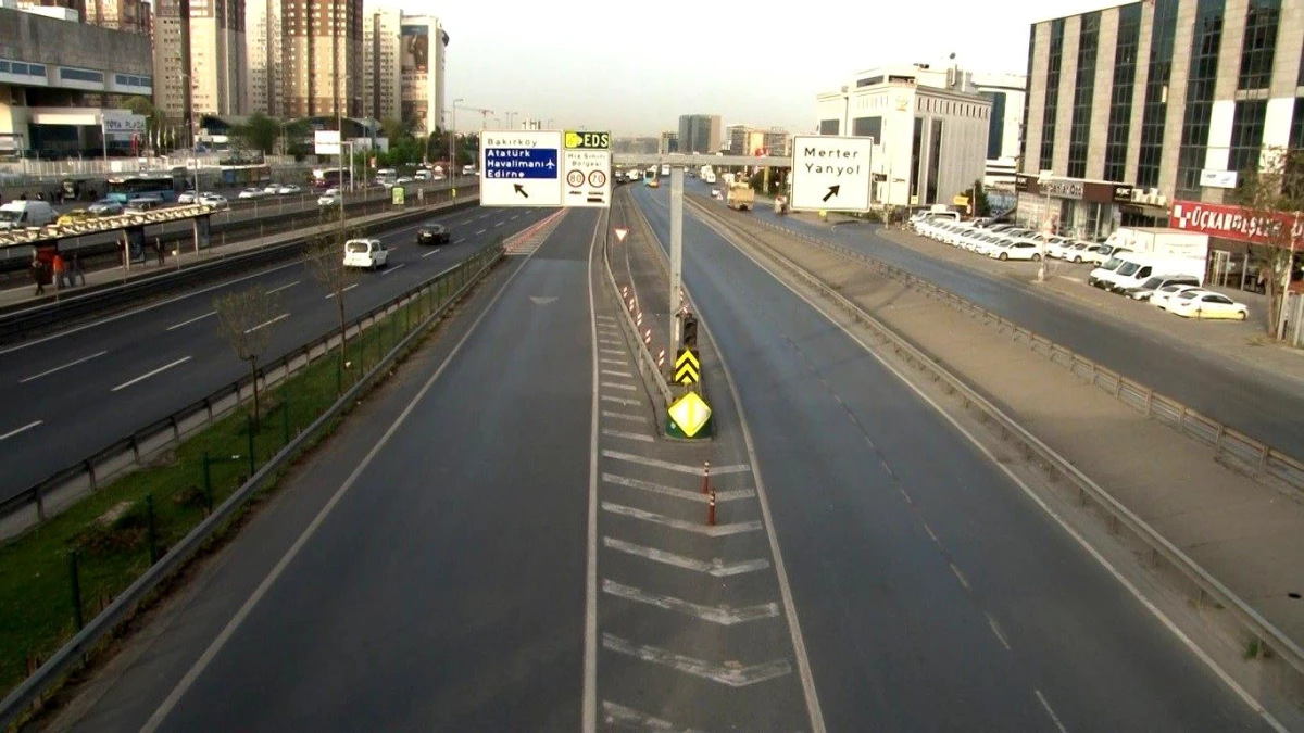 İstanbul\'da kısıtlama nedeniyle haftanın ilk gününde yollar boş kaldı