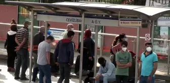 İstanbul'da toplu taşıma duraklarında yoğunluk