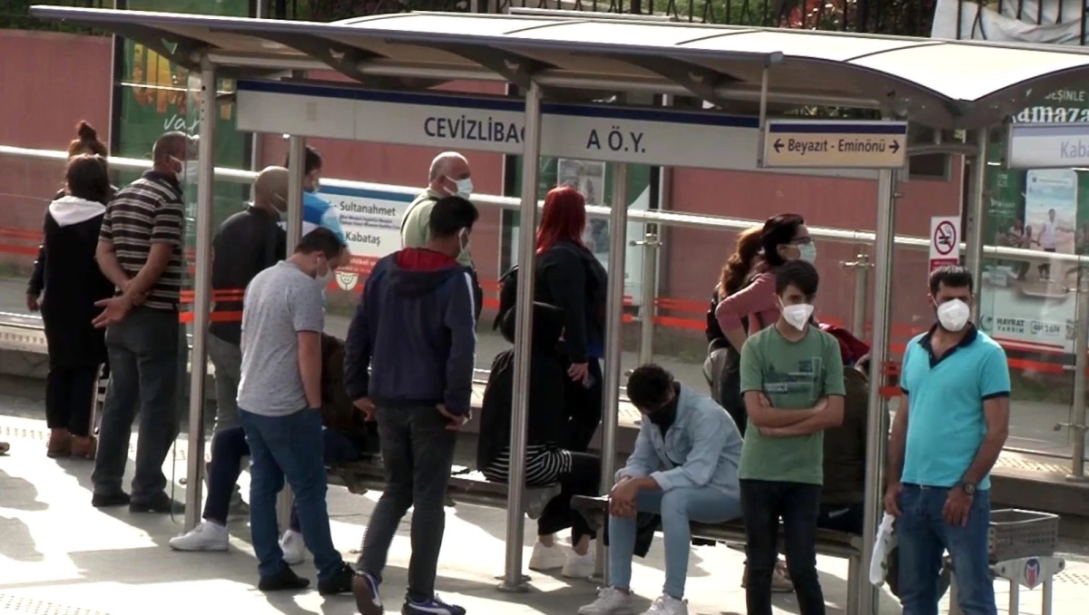 İstanbul\'da toplu taşıma duraklarında yoğunluk