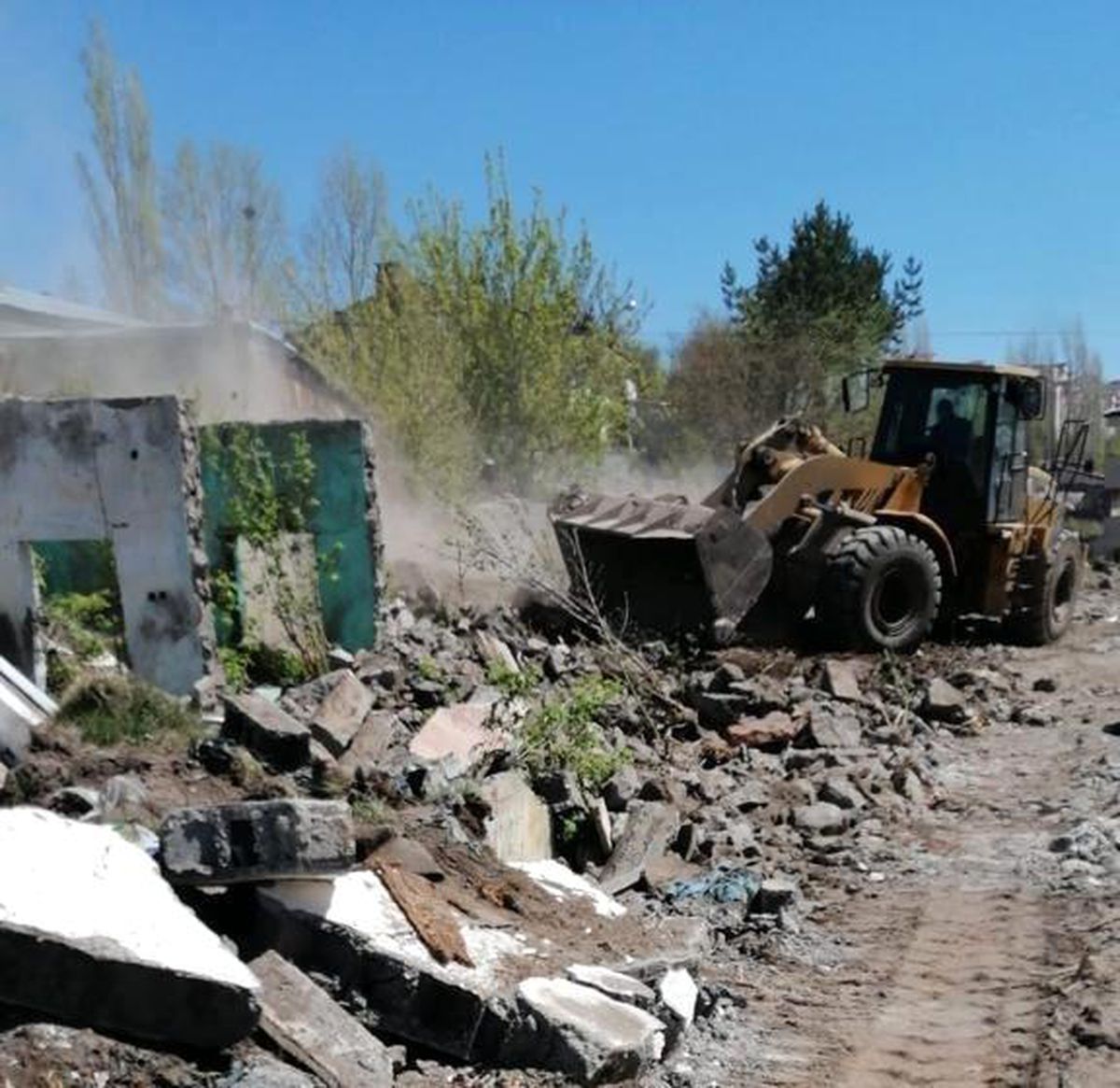 Kars\'ta metruk binalar yıkılıyor
