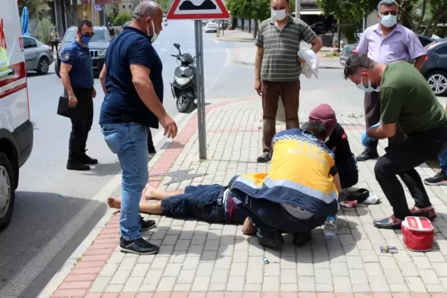 Kaza yapan sürücüyü kavurucu sıcaktan kartonla korudular Kaza yapan sürücüyü kavurucu sıcaktan kartonla korudular