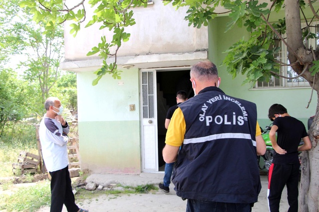 Kendisini öldürmek isteyen kocasına kıyamadı, namlunun önüne atlattı Kendisini öldürmek isteyen kocasına kıyamadı, namlunun önüne atlattı