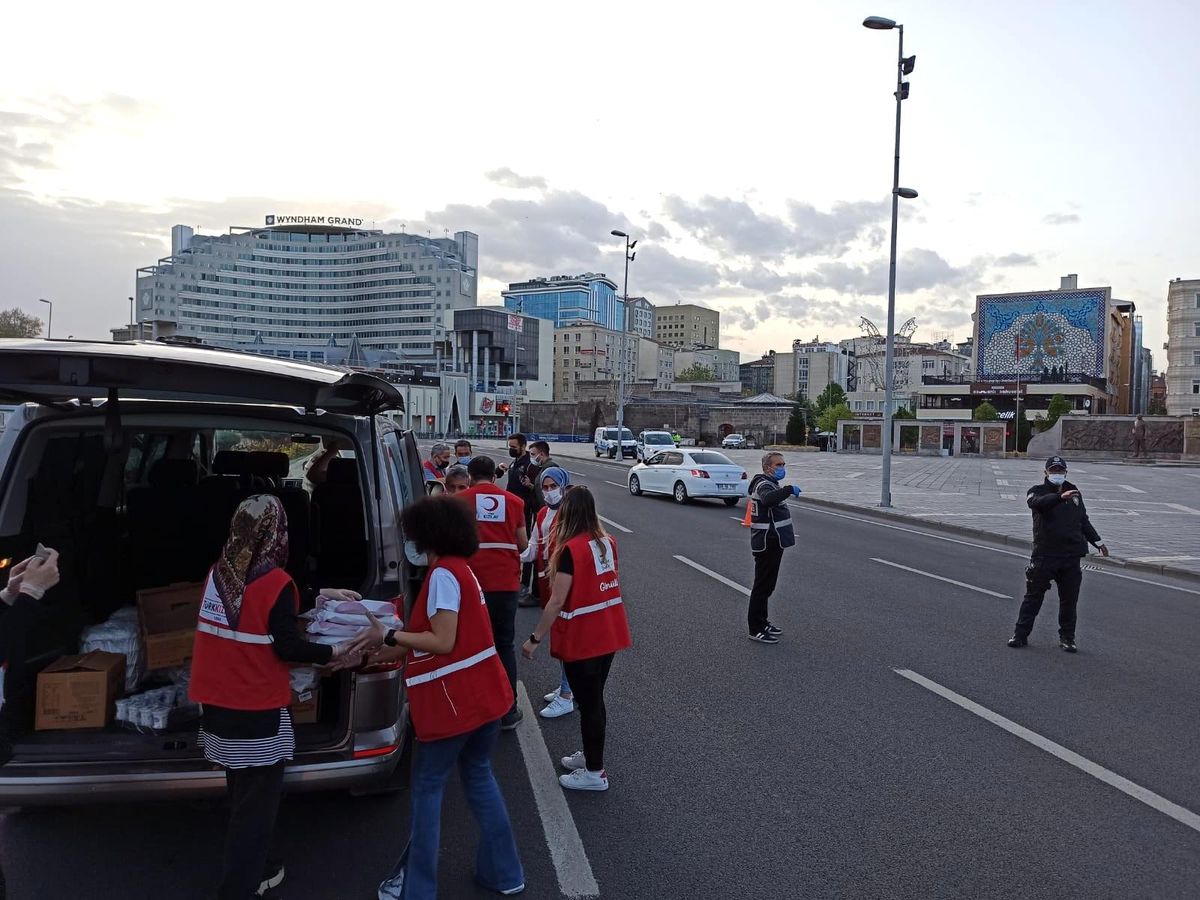 Kızılay\'dan uygulamadaki polislere yemek ikramı