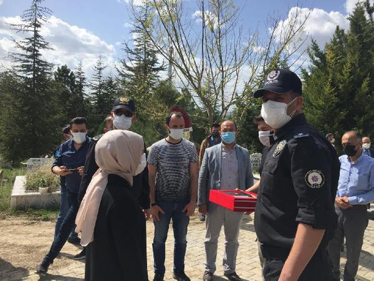 Koronavirüsten ölen polis memuru toprağa verildi