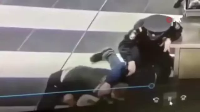 Hem suçlu hem güçlü! Maskesini takmayan yolcu havalimanında terör estirdi Hem suçlu hem güçlü! Maskesini takmayan yolcu havalimanında terör estirdi
