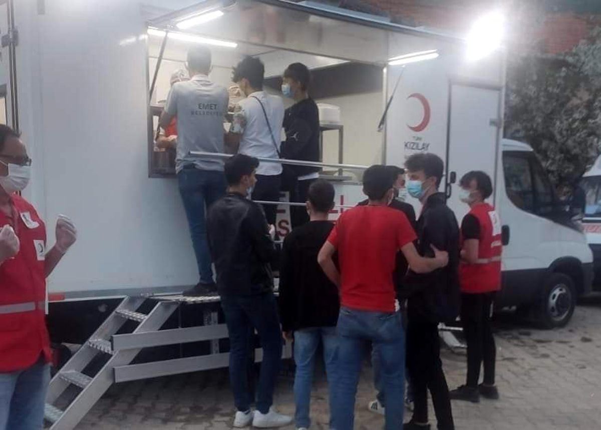 Şehit evi ve mahallesine iftar yemeği dağıtıldı
