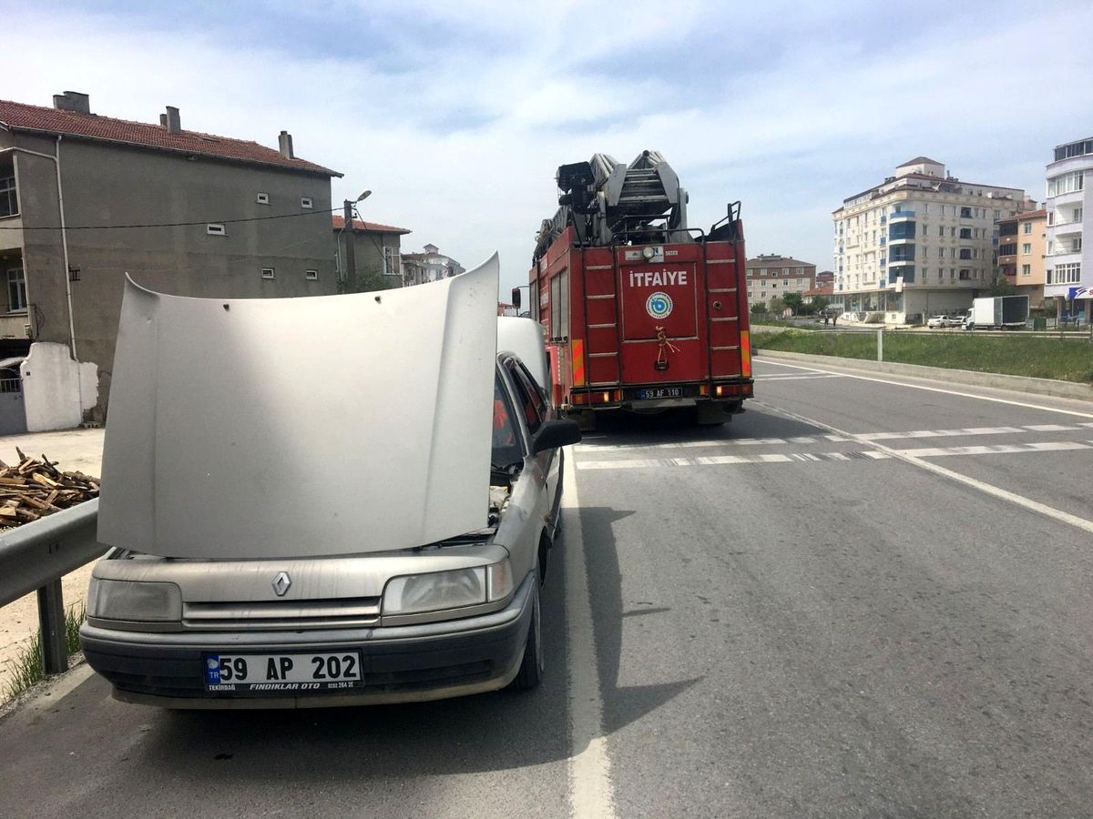 Seyir halinde yanan otomobil son anda söndürüldü