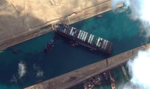 Süveyş'i tıkayan geminin sahibi, 916 milyon dolarlık tazminatı konteyner sahipleriyle paylaşmak istiyor