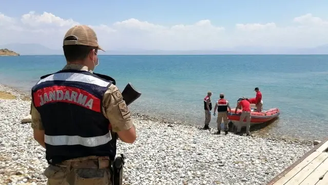 Van Gölü'ndeki 61 kaçak göçmenin öldüğü tekne faciasında 5 kişi tahliye edildi Van Gölü'ndeki 61 kaçak göçmenin öldüğü tekne faciasında 5 kişi tahliye edildi