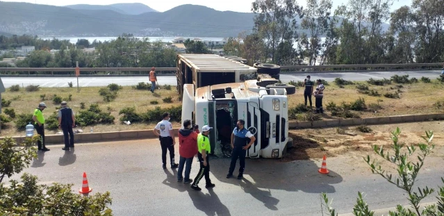 Tır virajı alamayınca yan yattı