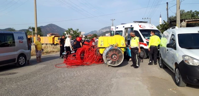 Traktörün altında sıkışan kadını itfaiye kurtardı