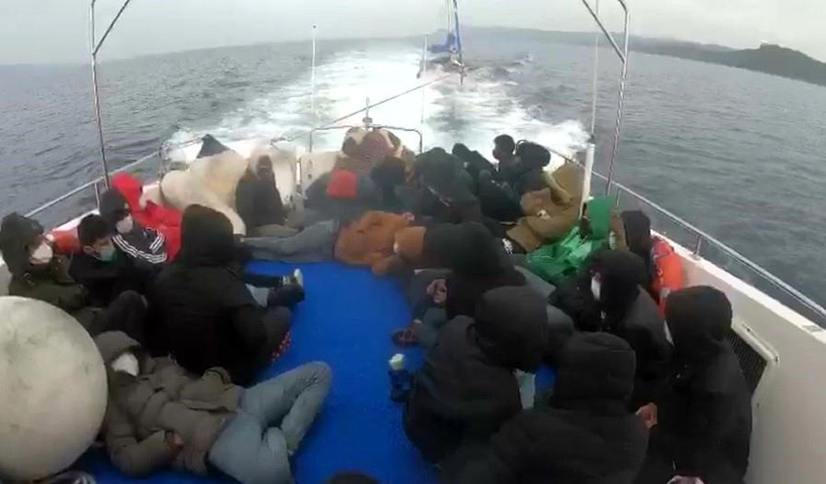Türk karasularına geri itilen 29 düzensiz göçmen kurtarıldı