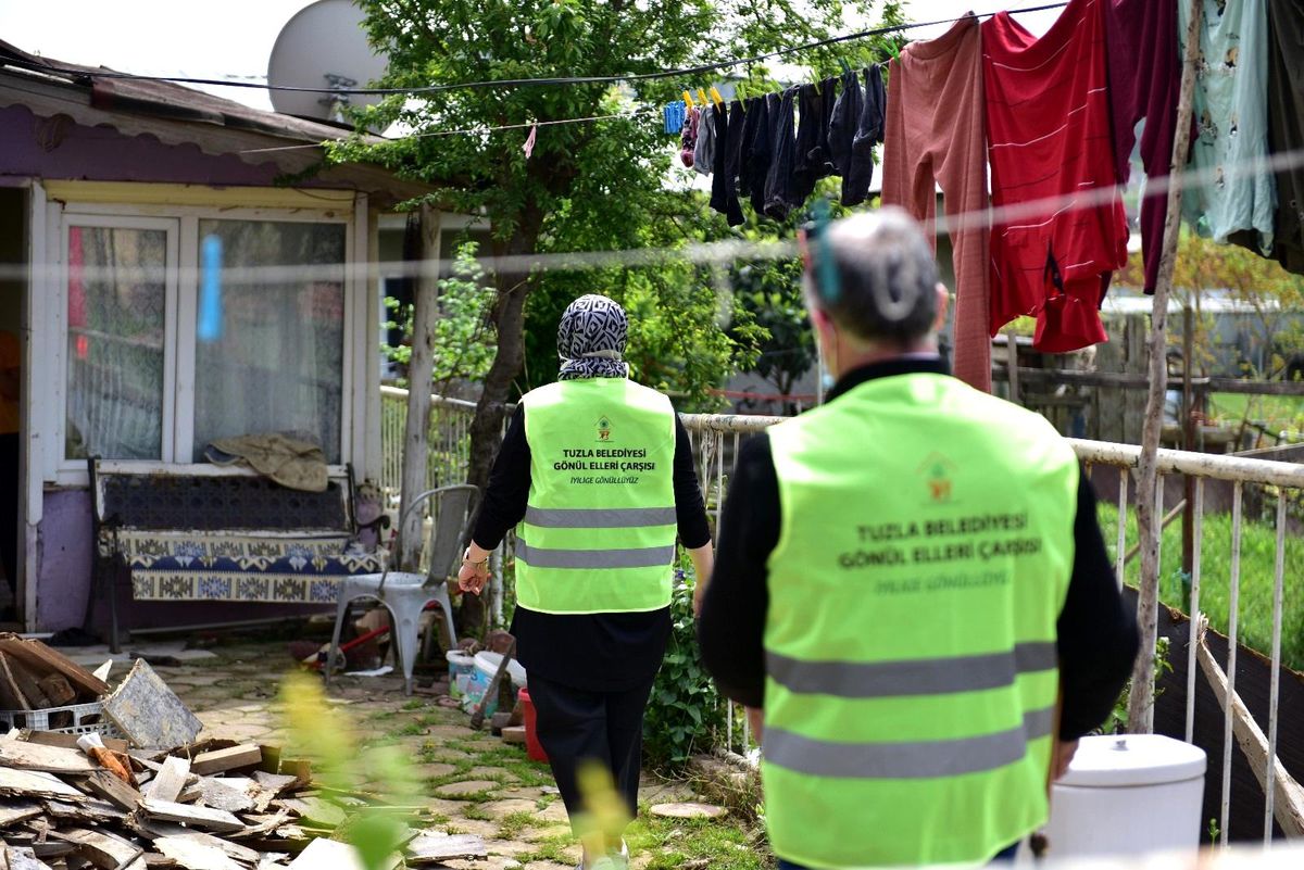 Tuzla\'da ihtiyaç sahibi ailelere yardım paketi