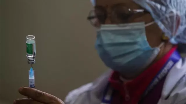 Ülkeyi karıştıran olay! Korona aşısı olmaya giden bir kişiye yanlışlıkla 5 doz BioNTech aşısı yapıldı Ülkeyi karıştıran olay! Korona aşısı olmaya giden bir kişiye yanlışlıkla 5 doz BioNTech aşısı yapıldı