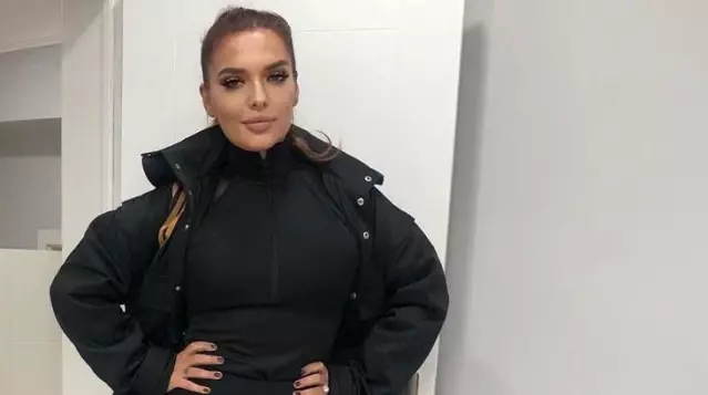 Demet Akalın, 20'li yaşlarından yüzünün yandığı bir kareyi paylaştı Demet Akalın, 20'li yaşlarından yüzünün yandığı bir kareyi paylaştı