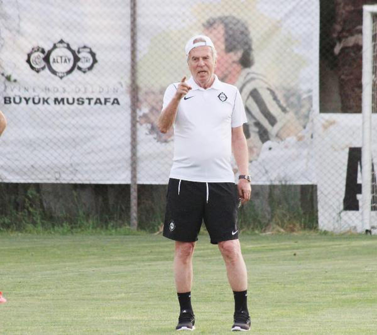 Altay\'da Mustafa Denizli\'den gençlere markaj