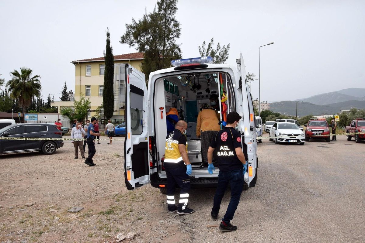Antalya\'da gecekondu alev alev yandı