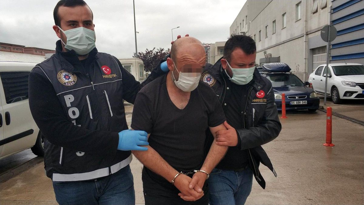 Araç içinde zulalanmış uyuşturucuyla yakalandı