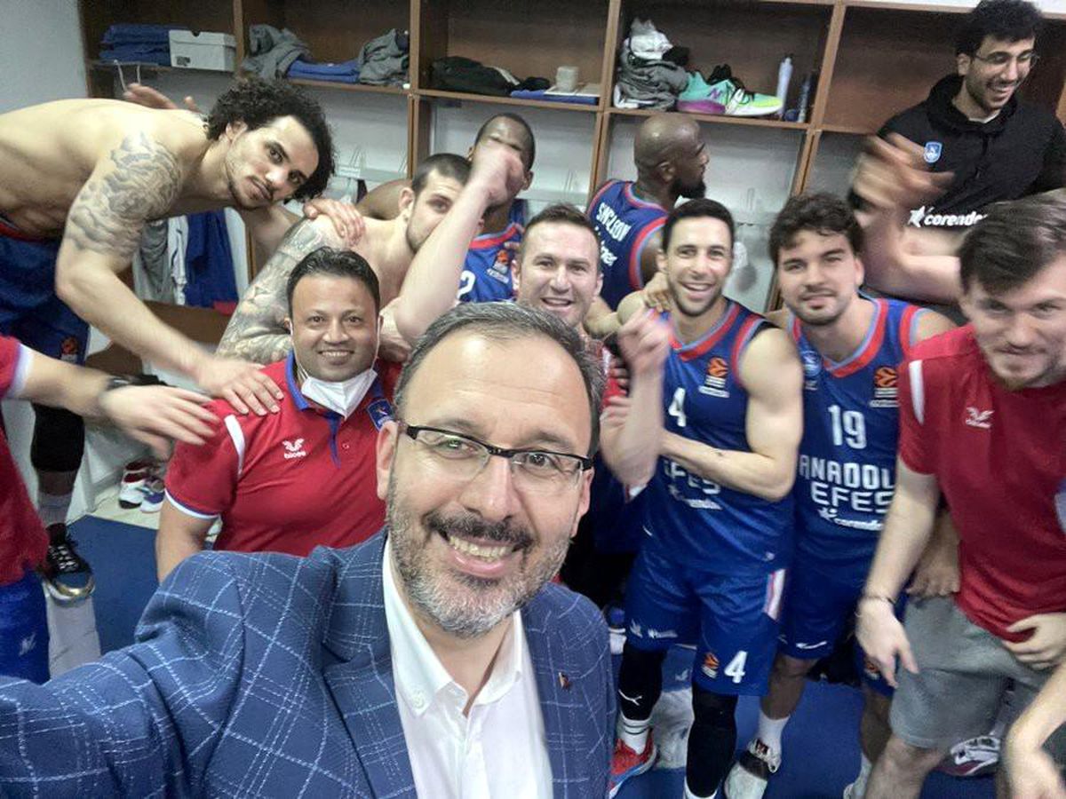 Son dakika haber | Bakan Kasapoğlu\'undan Anadolu Efes\'e fotoğraflı tebrik
