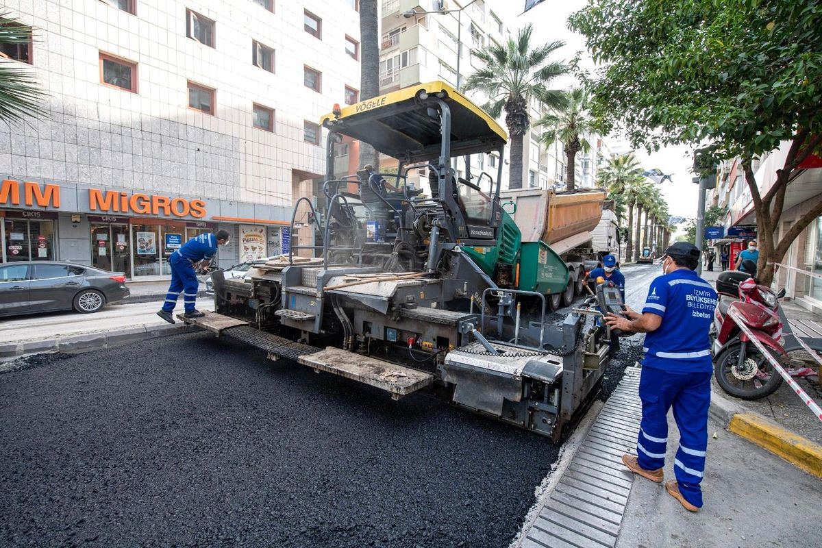 Başkan Soyer, Talatpaşa Bulvarı\'ndaki asfalt çalışmalarını inceledi