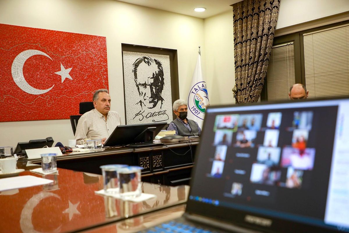 Talas Belediye Başkanı Yalçın, "Başkan Mahallemizde" ile evlere konuk oldu
