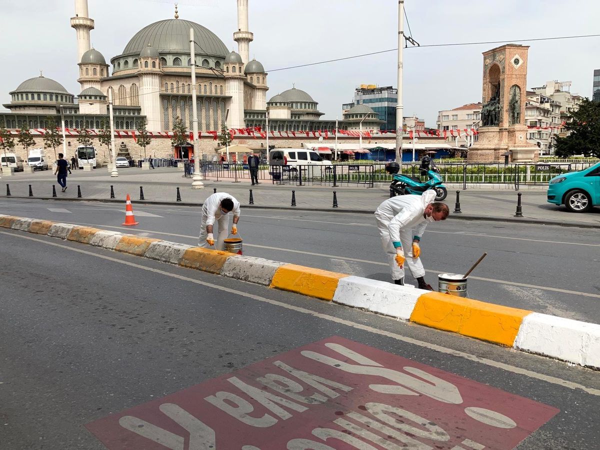 Beyoğlu\'nda kaldırımlar renkleniyor