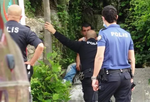 Bıçakla kendisine zarar vermek isteyen adamı polis ekipleri engelledi Bıçakla kendisine zarar vermek isteyen adamı polis ekipleri engelledi