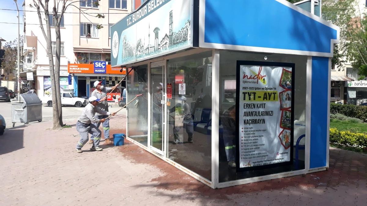 Burdur\'da duraklar köpüklü su ile yıkandı
