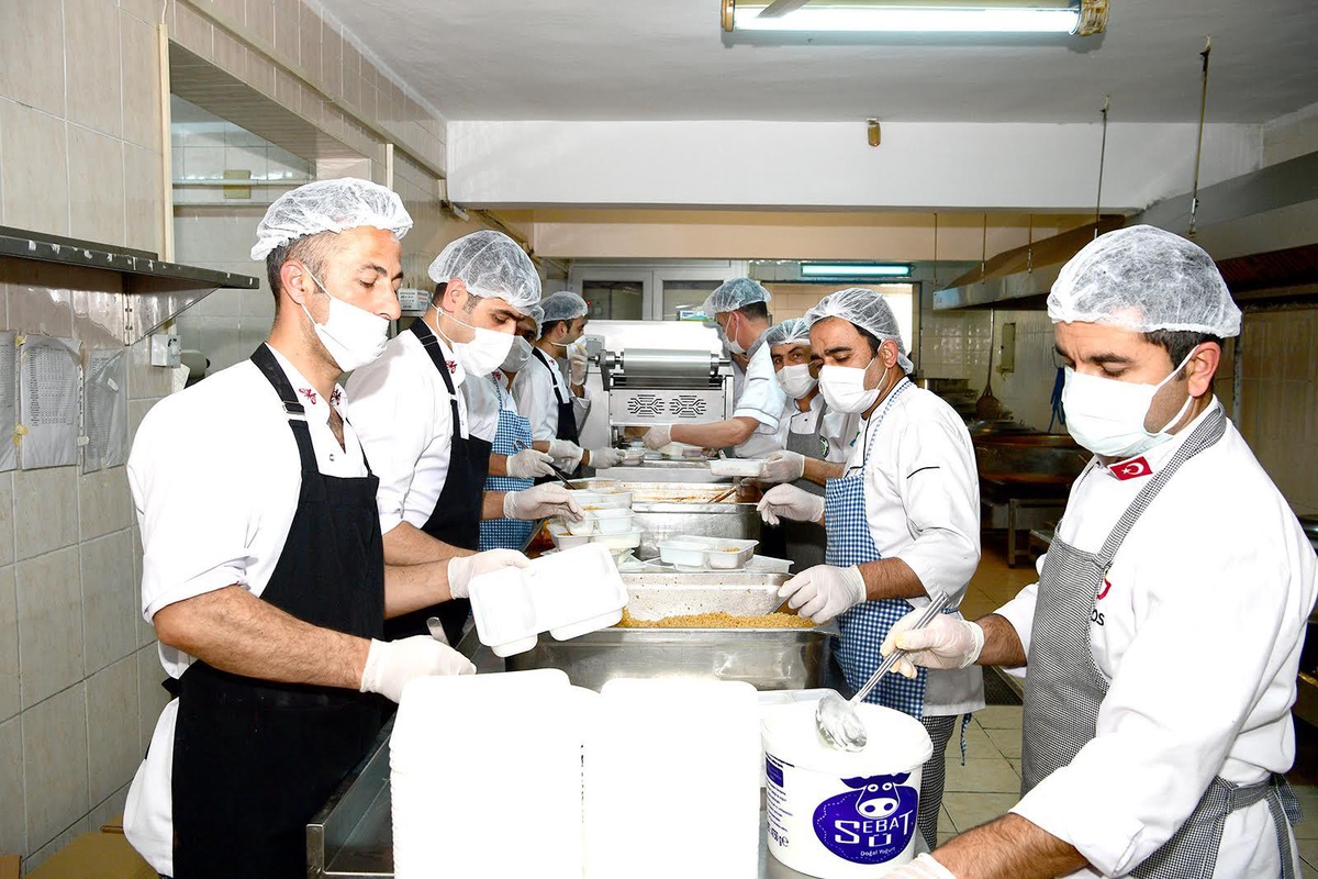 Büyükşehir Belediyesinden her eve sıcak yemek