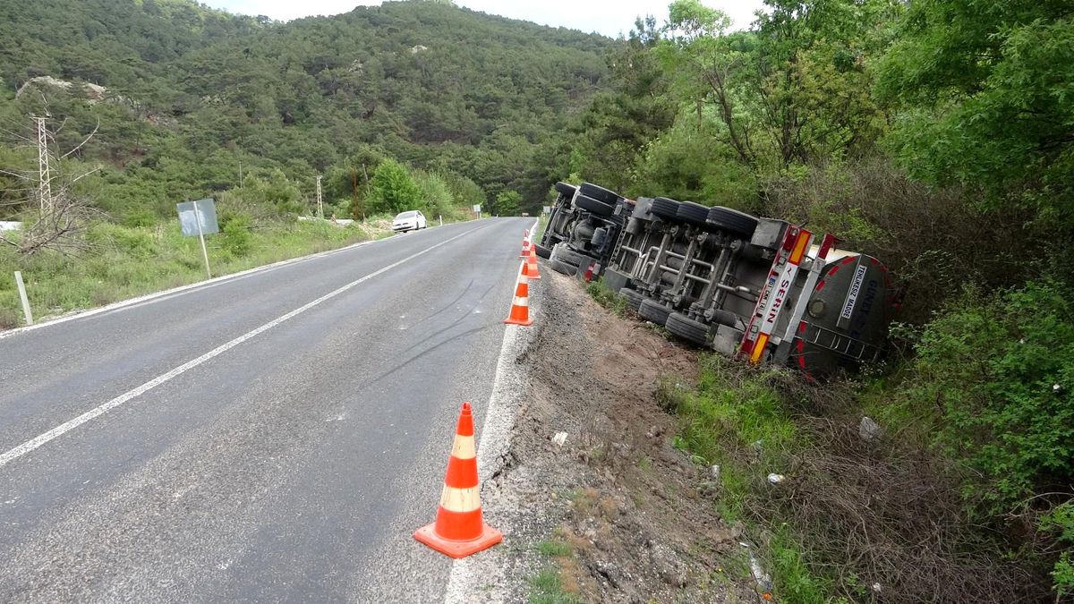 Çanakkale\'de TIR devrildi: 1 yaralı