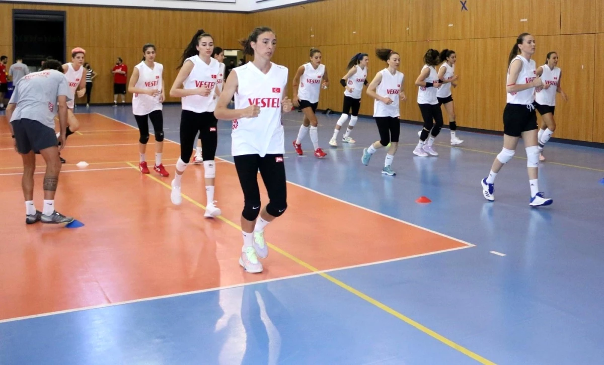 A Milli Kadın Voleybol Takımı hazırlıklarını sürdürdü