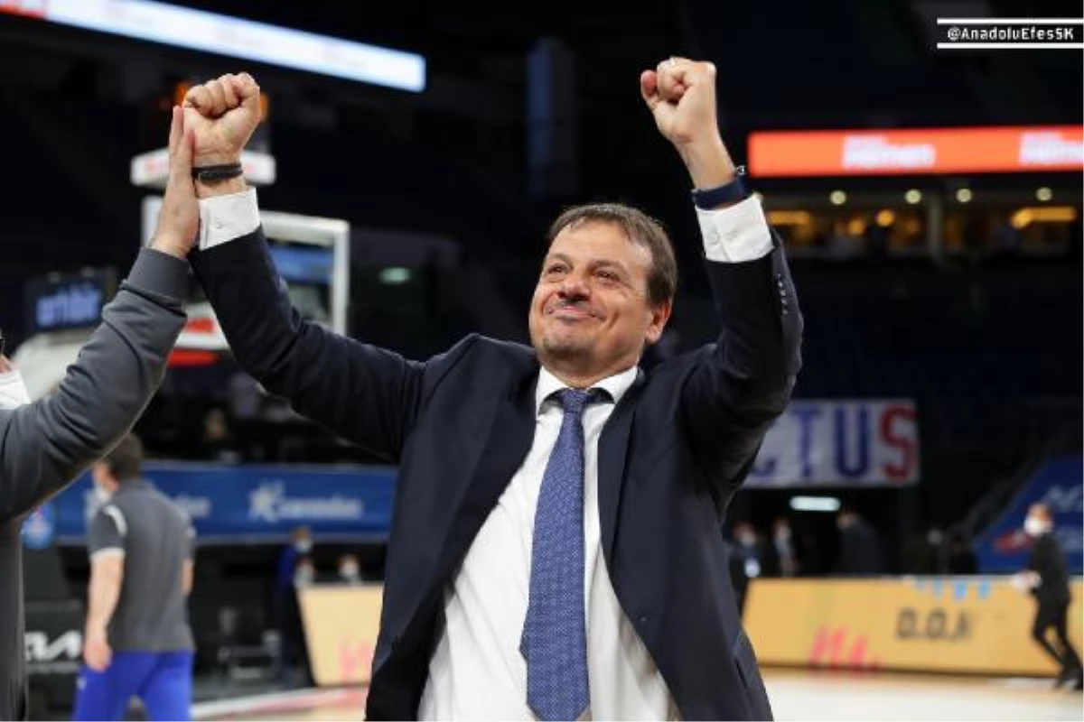 Ergin Ataman: Biz oynadığımız basketbol ile 2 senedir şampiyon olmayı hak ediyoruz