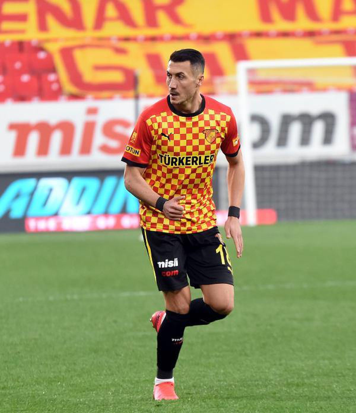 Göztepe\'de Jahovic bir açıldı pir açıldı